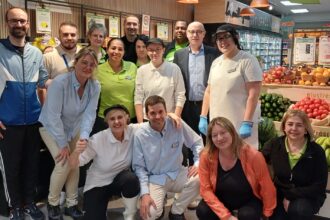 El equipo de la tienda de Tremp hoy durante la inauguración - Plusfresc