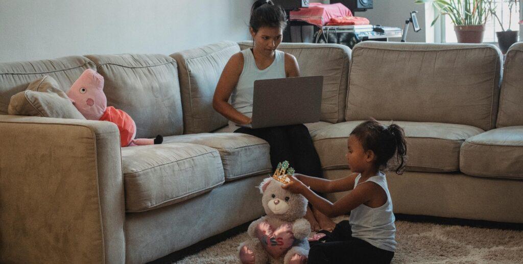 Mujeres en el Perú duplican el tiempo de cuidado de los hombres en los hogares y amenaza su salud mental