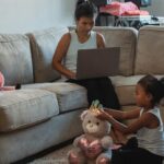 Mujeres en el Perú duplican el tiempo de cuidado de los hombres en los hogares y amenaza su salud mental