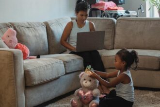 Mujeres en el Perú duplican el tiempo de cuidado de los hombres en los hogares y amenaza su salud mental