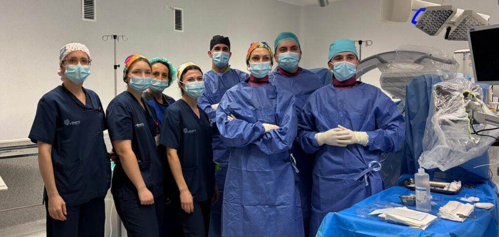 La doctora Begoña Ballesta, jefa de Urología del Hospital Universitario del Vinalopó, junto a su equipo quirúrgico.