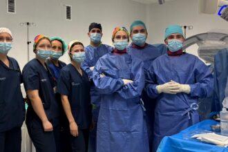 La doctora Begoña Ballesta, jefa de Urología del Hospital Universitario del Vinalopó, junto a su equipo quirúrgico.