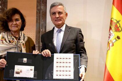 Carmen Calvo y Pedro Saura en la presentación del sello conmemorativo del V Centenario del Consejo de Estado - Imagen cedida por Correos