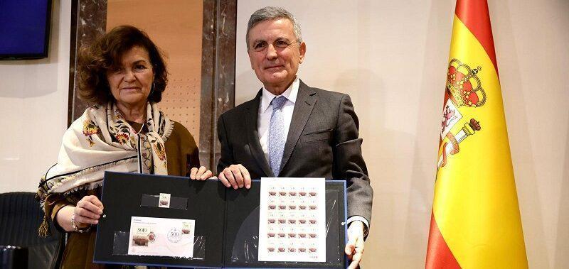 Carmen Calvo y Pedro Saura en la presentación del sello conmemorativo del V Centenario del Consejo de Estado - Imagen cedida por Correos