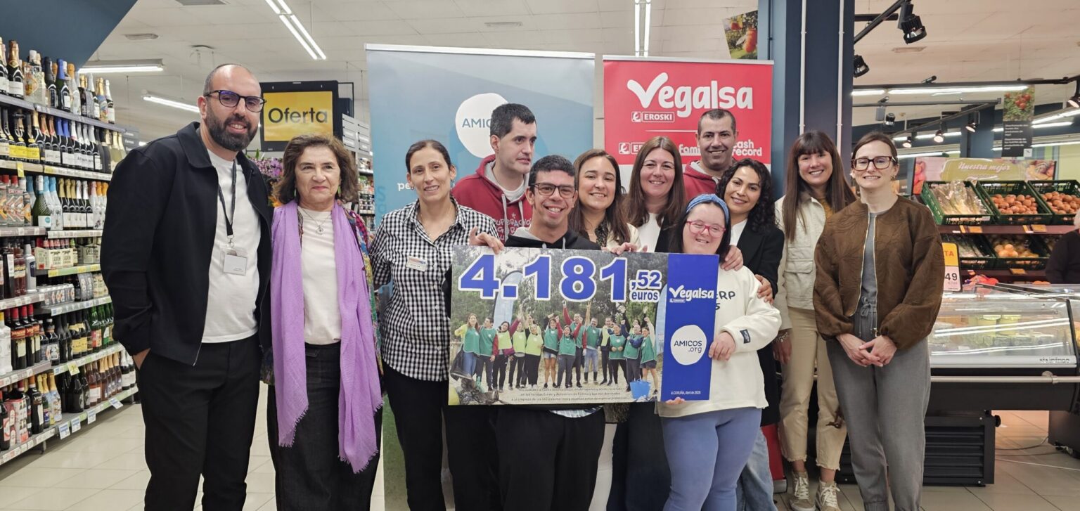 Entrega de la donación a AMICOS en el Eroski Center de Boiro - Imagen cedida por Vegalsa-Eroski