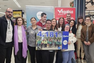 Entrega de la donación a AMICOS en el Eroski Center de Boiro - Imagen cedida por Vegalsa-Eroski