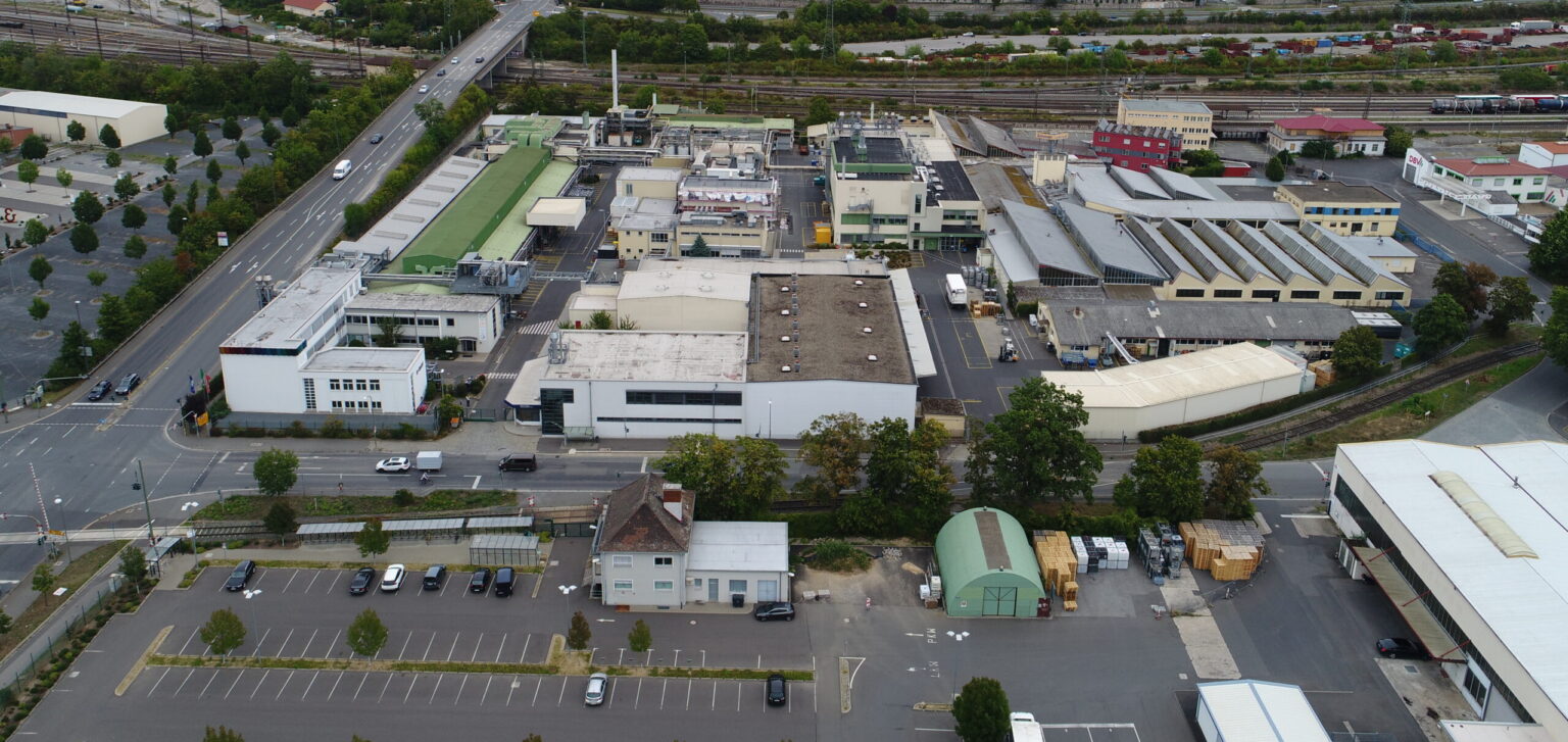 BASF Coatings ha completado con éxito la implementación de electricidad verde en sus instalaciones de producción europeas, incluyendo su sede en Würzburg, Alemania - Imagen cedida por BASF