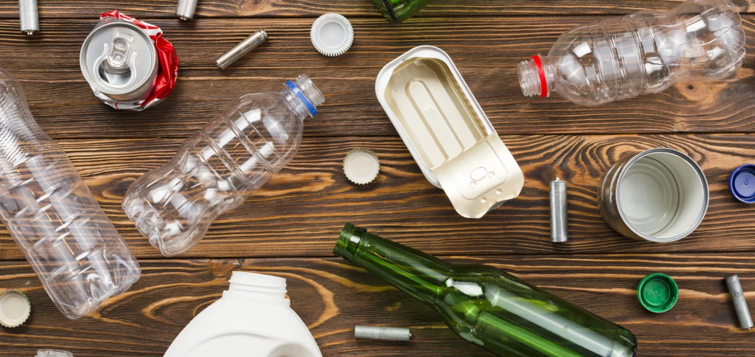 Envases a reciclar - Imagen de Stock (Freepik.es)