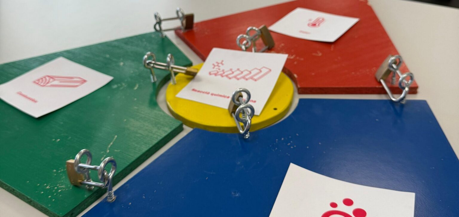 Trabajadores de Henkel Ibérica participan en una actividad interactiva de prevención de incendios durante el World SHE Day - Henkel Ibérica