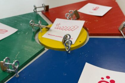 Trabajadores de Henkel Ibérica participan en una actividad interactiva de prevención de incendios durante el World SHE Day - Henkel Ibérica