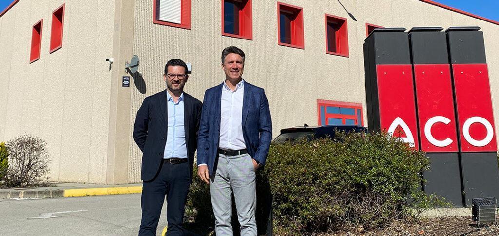 Miguel Rovira y Alejandro Puertas frente a la sede de ACO Iberia en Maçanet de la Selva (España)