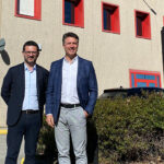 Miguel Rovira y Alejandro Puertas frente a la sede de ACO Iberia en Maçanet de la Selva (España)