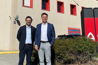 Miguel Rovira y Alejandro Puertas frente a la sede de ACO Iberia en Maçanet de la Selva (España)