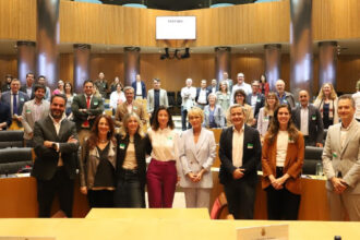 De izquierda a derecha, Íñigo Alli, Cristina Monge, Maria Ángeles León, Rebeca Pastor, Carme Artigas, Diego Isabel La Moneda, Beatriz Ramírez e Íñigo Alfonso, durante la jornada organizada por Foro NESI en el Congreso de los Diputados.