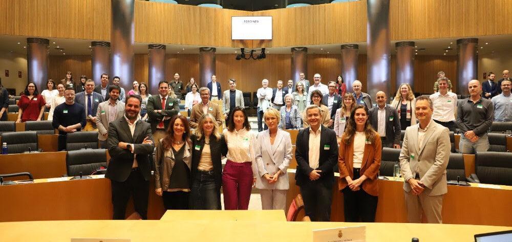 De izquierda a derecha, Íñigo Alli, Cristina Monge, Maria Ángeles León, Rebeca Pastor, Carme Artigas, Diego Isabel La Moneda, Beatriz Ramírez e Íñigo Alfonso, durante la jornada organizada por Foro NESI en el Congreso de los Diputados.