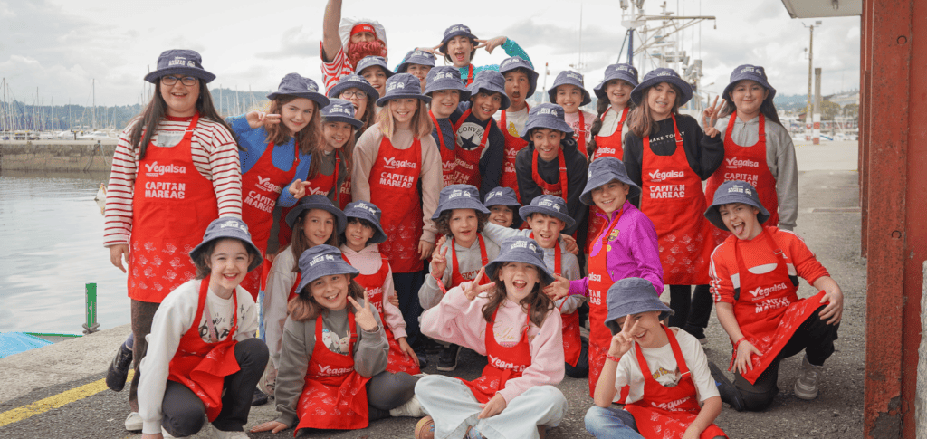 Escolares participan en la actividad "Capitán Mareas" en la lonja de Sada - Vegalsa-Eroski