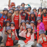 Escolares participan en la actividad "Capitán Mareas" en la lonja de Sada - Vegalsa-Eroski