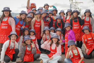 Escolares participan en la actividad "Capitán Mareas" en la lonja de Sada - Vegalsa-Eroski