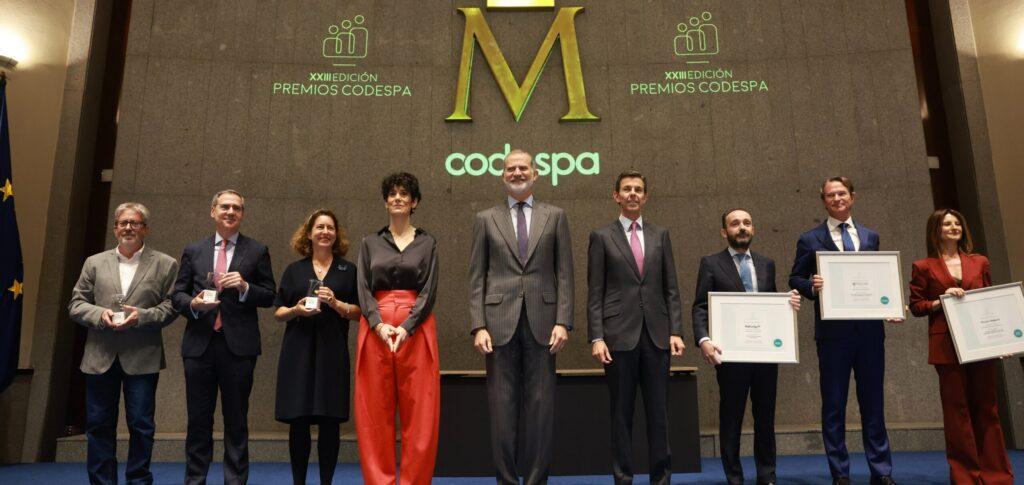 S.M. el Rey Felipe VI junto a los galardonados en los Premios CODESPA 2026, enmarcados en el 40 Aniversario de CODESPA - Imagen de Casa Real