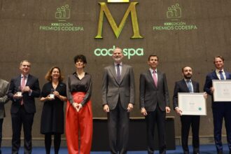 S.M. el Rey Felipe VI junto a los galardonados en los Premios CODESPA 2026, enmarcados en el 40 Aniversario de CODESPA - Imagen de Casa Real