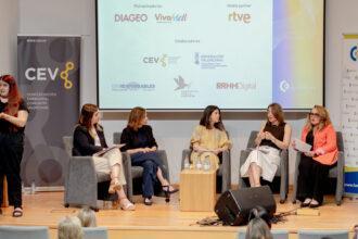 Mesa redonda “Más allá de la inclusión: cómo crear entornos laborales donde todas las personas puedan prosperar”, moderada por Macarena Montes (Corresponsables) - Imagen cedida por Fundación Diversidad
