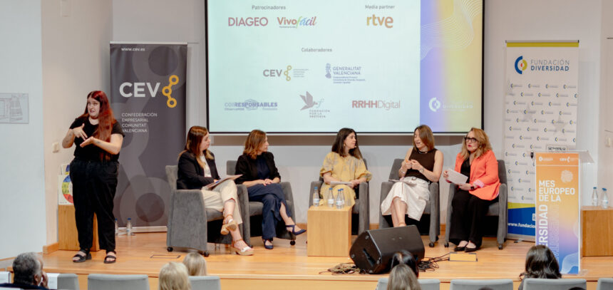Mesa redonda “Más allá de la inclusión: cómo crear entornos laborales donde todas las personas puedan prosperar”, moderada por Macarena Montes (Corresponsables) - Imagen cedida por Fundación Diversidad