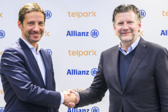 Firma de la nueva colaboración entre Allianz y Telpark