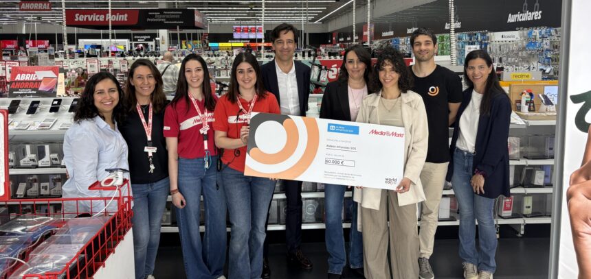 Acto de entrega a Aldeas Infantiles SOS de los 60.000 euros recaudados por MediaMarkt gracias al "Redondeo Solidario" de Worldcoo