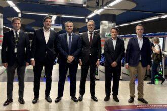 (de izquierda a derecha): Ignacio Vázquez Casavilla, consejero delegado de Metro Eduardo Prieto, director general de Visa en España Jorge Rodrigo Domínguez, Consejero de Vivienda, Transportes e Infraestructuras de la Comunidad de Madrid Juan Pablo Vivas, Director general de Mastercard España Isaac Centellas García, Responsable de Instalaciones y Sistemas de Información Juan Tébar Molinero, Director de Explotación Ferroviaria de Metro de Madrid