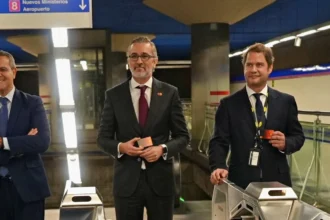 (de izquierda a derecha): Jorge Rodrigo Domínguez, consejero de Transportes de la Comunidad de Madrid; Juan Pablo Vivas, director general de Mastercard España e Ignacio Vázquez Casavilla, consejero delegado de Metro.