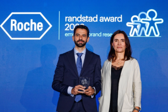 Mariano Torres, People and Culture Head de Roche Farma, recogía el Randstad Award