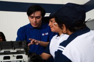 “Mujeres que impulsan el movimiento” culmina su primera edición formando mujeres en mecánica automotriz