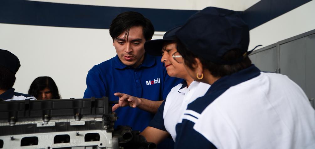 “Mujeres que impulsan el movimiento” culmina su primera edición formando mujeres en mecánica automotriz
