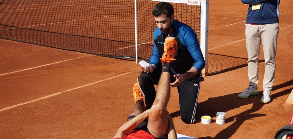 Un fisioterapeuta de Ribera IMSKE atiende a un deportista en el torneo internacional de tenis - Imagen cedida por Ribera Salud