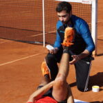 Un fisioterapeuta de Ribera IMSKE atiende a un deportista en el torneo internacional de tenis - Imagen cedida por Ribera Salud