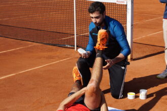 Un fisioterapeuta de Ribera IMSKE atiende a un deportista en el torneo internacional de tenis - Imagen cedida por Ribera Salud