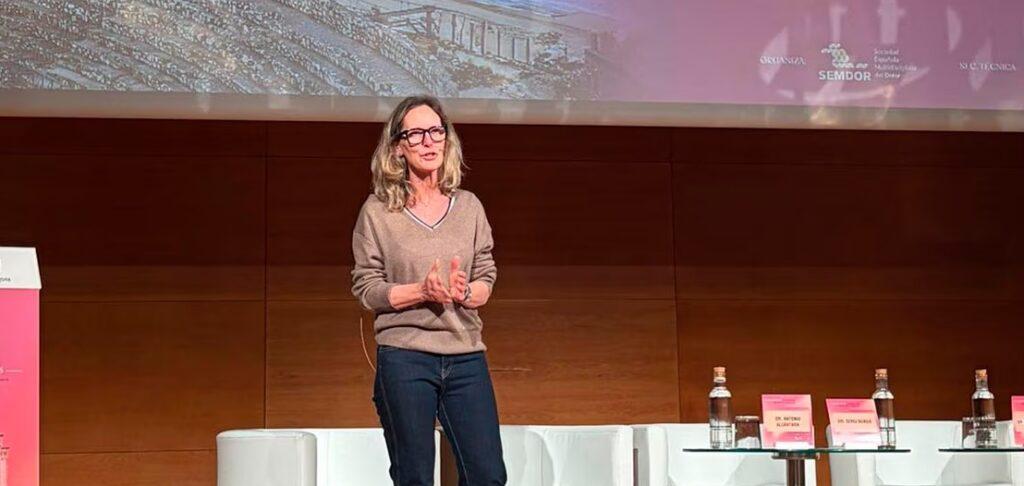 La Dra. Rosa Izquierdo, anestesióloga en la Unidad del Dolor del Hospital Universitario y Politécnico La Fe (Valencia), durante el encuentro impulsado por SEMDOR con la colaboración de Grünenthal