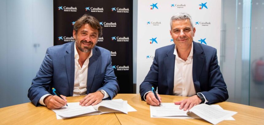 El Presidente de Cehat, Jorge Marichal, y el Director de CaixaBank Empresas, Marc Benhamou, durante la firma - Imagen cedida por CaixaBank