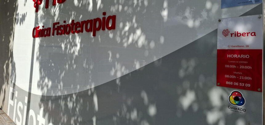 Ribera impulsa en Cartagena la accesibilidad para personas con daltonismo con la implantación del sistema ColorADD