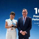 Celia Lafuente (COPE Extremadura), ganadora del 10º Premio de Periodismo de Aqualia, junto a Santiago Lafuente, CEO de Aqualia