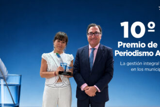 Celia Lafuente (COPE Extremadura), ganadora del 10º Premio de Periodismo de Aqualia, junto a Santiago Lafuente, CEO de Aqualia