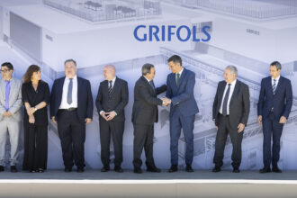 Acto de colocación de la primera piedra de la nueva planta de producción de Grifols en Lliçà de Vall, que contó con la participación del Presidente del Gobierno de España, Pedro Sánchez, entre otros altos representantes institucionales y de la compañía / Imagen de Jordi Play, Grifols