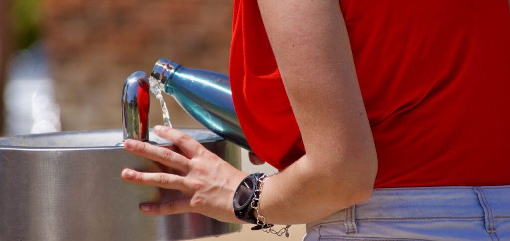El 67% de los ciudadanos ya prefiere el agua del grifo a la embotellada para cuidar el ecosistema - Aqualia