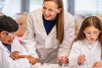 Henkel inspira a los niños a hacer ciencia