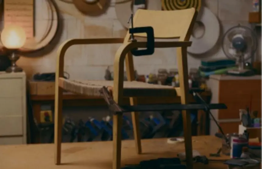 Kave Home impulsa talleres ocupacionales de restauración de muebles para la integración social