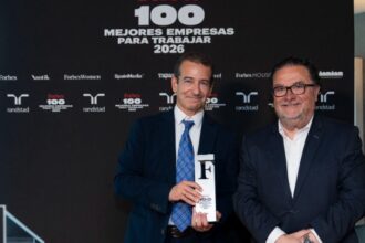 Claudio Ferreira, CEO de JTI Iberia, recoge el premio como Mejor Empresa para Trabajar en España en 2026 de Forbes España