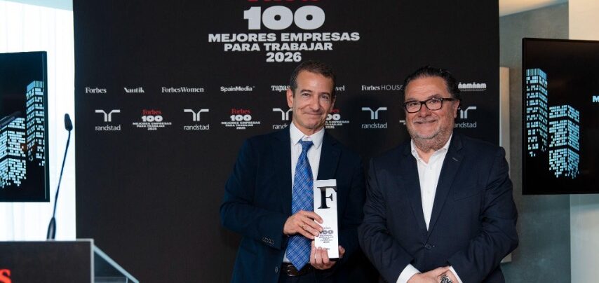 Claudio Ferreira, CEO de JTI Iberia, recoge el premio como Mejor Empresa para Trabajar en España en 2026 de Forbes España