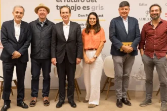 Juan Fernández Palacios, director del Centro de Investigación Ageingnomics; Dan Pontefract, autor del libro y experto internacional en liderazgo y cultura organizativa; Antonio Huertas, presidente de Fundación Mapfre; Casilda Heraso, directora de Selección de Ashoka Fellows y Nueva Longevidad; Manuel Pimentel, escritor y exministro de Trabajo y Asuntos Sociales, y Pere Estupinyá, bioquímico y divulgador científico.