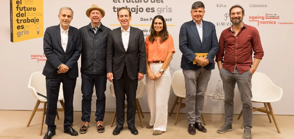 Juan Fernández Palacios, director del Centro de Investigación Ageingnomics; Dan Pontefract, autor del libro y experto internacional en liderazgo y cultura organizativa; Antonio Huertas, presidente de Fundación Mapfre; Casilda Heraso, directora de Selección de Ashoka Fellows y Nueva Longevidad; Manuel Pimentel, escritor y exministro de Trabajo y Asuntos Sociales, y Pere Estupinyá, bioquímico y divulgador científico.