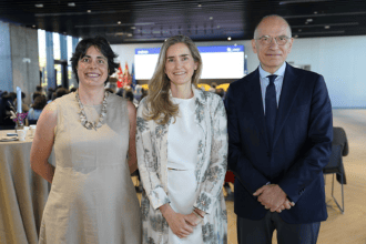 Ana Belén Sánchez, Directora de Alinnea, Sara Aagesen, Vicepresidenta tercera y Ministra para la Transición Ecológica y el Reto Demográfico, y Enrico Letta, Decano de IE School of Politics, Economics and Global Affairs en IE University